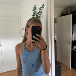 Söt topp - Söt topp från zara säljer den tyvärr för att den är alldeles för stor! Har knytt den väldigt slarvigt så att den ska kunna sitta upp då den är stor på mig💕skriv vid intresse 