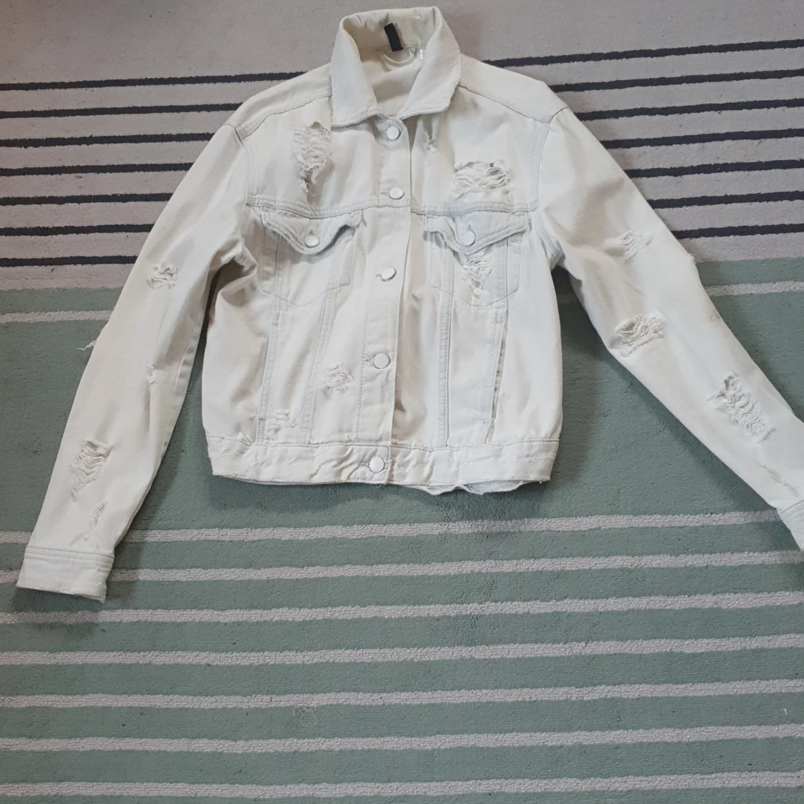 Vit, lite coolt sliten jeansjacka - 90