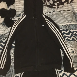 Adidas hoodie 11-12 år  - Adidas hoodie varm bra för höst skön och byxorna 