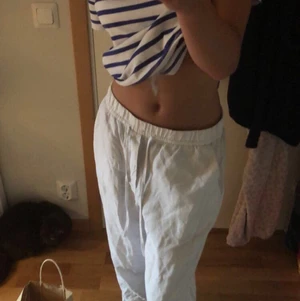 Linnebyxor H&M - Ett par superfina populära linnebyxor. Slutsålda överallt. Storlek s men passar xs-m. Inte långa och passar 165 och under. Kan även byta mot andra byxor och tveka inte på att fråga om fler bilder💞