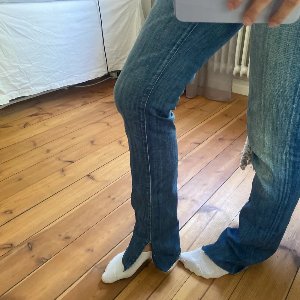 Sjukt snygga lågmidjade byxor som jag har sprättat upp längst ner❤️. Jeans & Byxor.