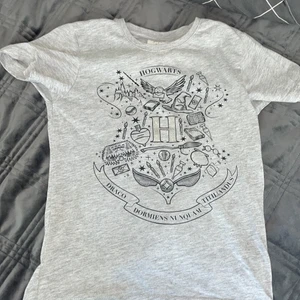 Harry Potter hogwarts t shirt - Säljer tröjan åt min kusin då den är för liten för henne, storlek 134/140 och det är bra skick men känns lite nopprig men absolut inget man ser❤️vet inte riktigt vart den är ifrån kan tänka mig h&m