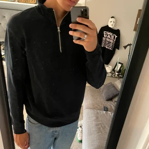 Zara 1/4 zip tröja - Säljer nu min Zara tröja då den inte kommer till användning längre. Storlek xl men sitter som L👽