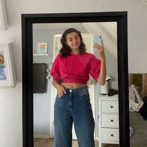 Rosa knyttopp  - Rosa festtopp från Gina köpt secondhand💞 sååå söt med superfin knytning baktill och med ärmar till armbågen💓 har själv aldrig använt den men så vacker💞