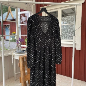 Blommig klänning stl 40 - Aldrig använd klänning från Monki. Så fina detaljer och mönster. Helt ny och inga defekter. 