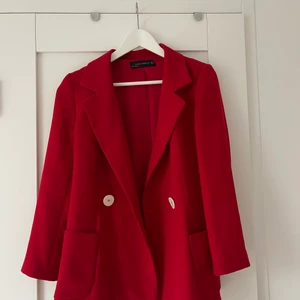 Röd zara kavaj - Säljer en superfin röd kavaj från Zara i storlek M som nästan är helt oanvänd. Pris: 199kr