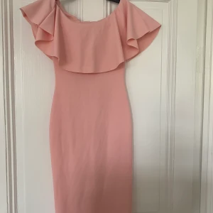 Fin klänning  - Klänningen är från Pretty Little Thing, jag köpte den på selpy i nyskick med prislapp kvar och den har tyvärr inte kommit till användning för mig heller. Den är super fin, rosa och tajt med volang i toppen, sitter super fint och det är lite stretch🥰 storlek 4, står på lappen från selpy strl 34, passade mig i XS-S