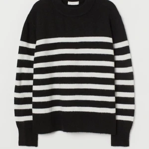 Randig tröja  - Säljer denna stickade randiga slutsålda tröja från H&M, i storlek M💕 Tröjan är i bra skick, inte nopprig! Sällan används,hör av er vid minsta lilla fråga😋💘🙏🏼⚡️