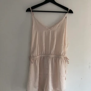 Jumpsuit med spetsdetaljer • strl M - Oanvänd jumpsuit med spetsdetaljer. 