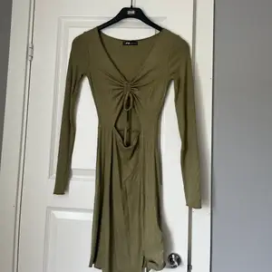 Jättefin grön ribbad klänning som ligger skönt mot kroppen. Klänningen är öppen framtill och går att justera hur man vill ha dragningen! Aldrig använd 💚