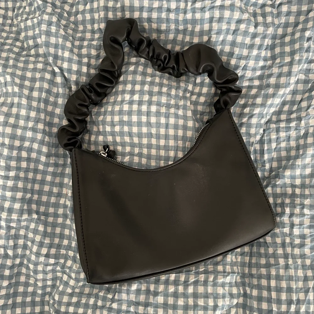 En jätte fin handväska från ginatricot med ett fint scrunchy axelband🖤 väskan är nästan aldrig och känner därför att den behöver en ny ägare😄. Väskor.