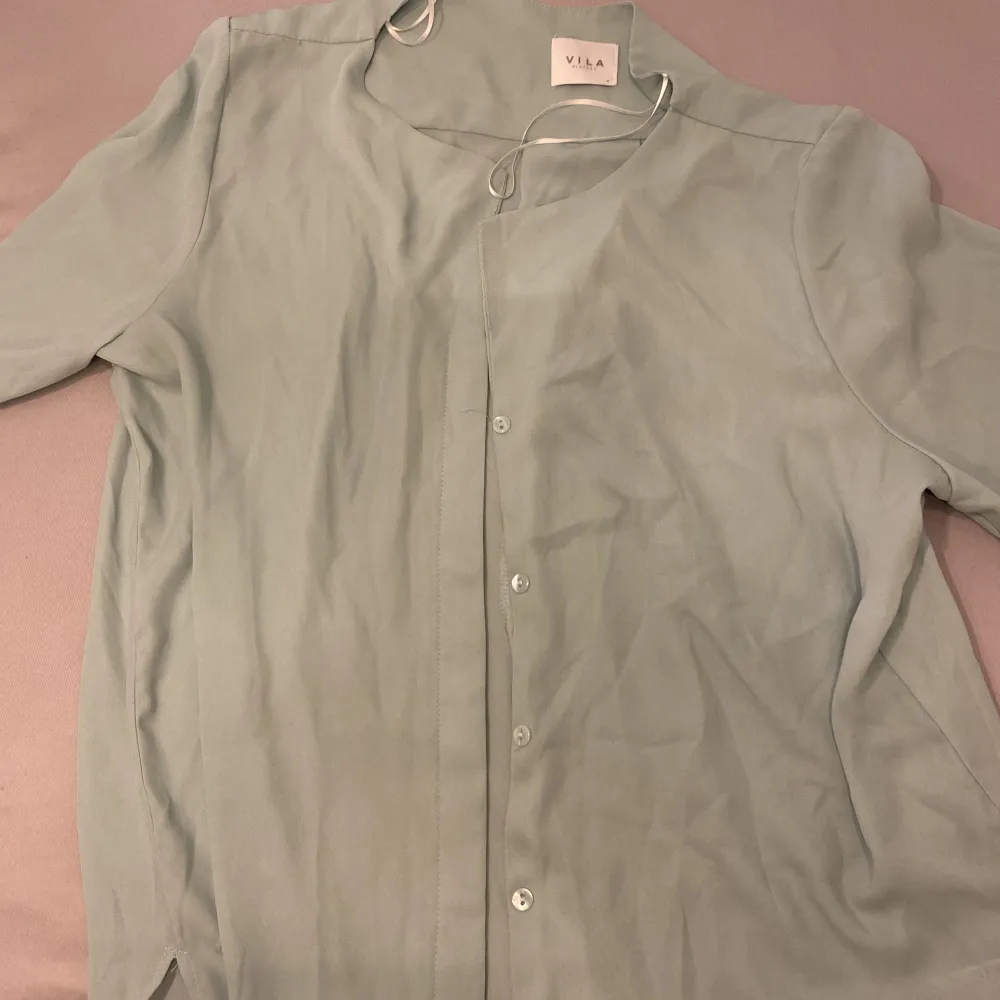 Luftig skjorta från märker vila i storlek M. Använd 2 gånger säljes för 30kr. Blusar.