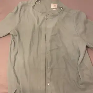 Luftig skjorta från märker vila i storlek M. Använd 2 gånger säljes för 30kr