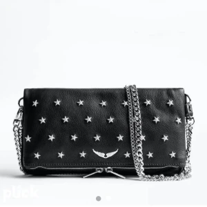 Zadig väska  - Säljer min jättesnygga Zadig väska! Säljer den då jag haft den ett tag och tröttnat lite! Väskan i sig är i väldigt bra skick. Kedjan är dock lite rostig och längst  ner på väskan  så sitter de en liten knut därav priset.😊