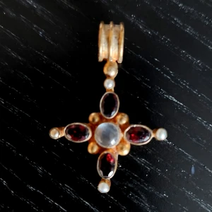 Guldberlock med ädelstenar - Silver med 18K guldplättering, granater, månsten och sötvattenspärlor. 4,5 cm. Carre Copenhagen berlock