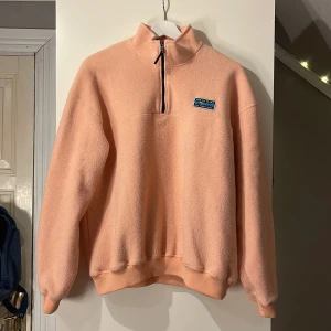 Junkyard fleecetröja - Korallfärgad fleecetröja från junkyard. Storlek S