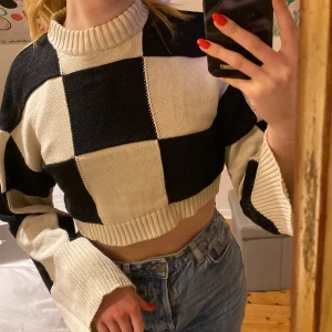 Rutig tröja från Monki - Rutig tröja från monki, endast använd en gång. Storlek xs. Köpt för 300