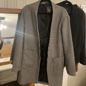 Hundtandsmönstrad kappa - Kappa med hundtandsmönster från primark, knappt använd!