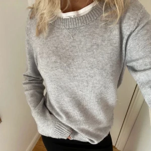 Grå stickad - Säljer nu min nästan helt oanvända gråa stickade tröja, nypris är 280kr och den är från vila! Jättefint skick och så bekväm tröja! 💞💞