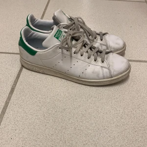 Adidas Stan Smith storlek EU 44 - Säljer mina gamla Stan Smith skor då de inte passar längre. Inte världens bästa skick men de blir bättre om man tvättar dem. Köpta för 1000kr