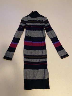 Klänning Massimo Dutti - Klänning från Massimo Dutti. Strl XS men passar den som har S då den är väldigt strechig och formar sig efter kroppen. Sparsamt använd. 