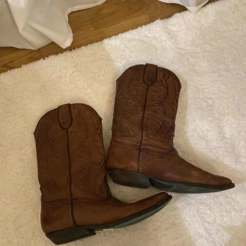 Säljer mina bruna cowboyboots i storlek 37. Dessa är äkta vintage och köpta secondhand men i gott skick! Kan skicka fler bilder vid behov❤️‍🔥 köpare står för frakten . Skor.