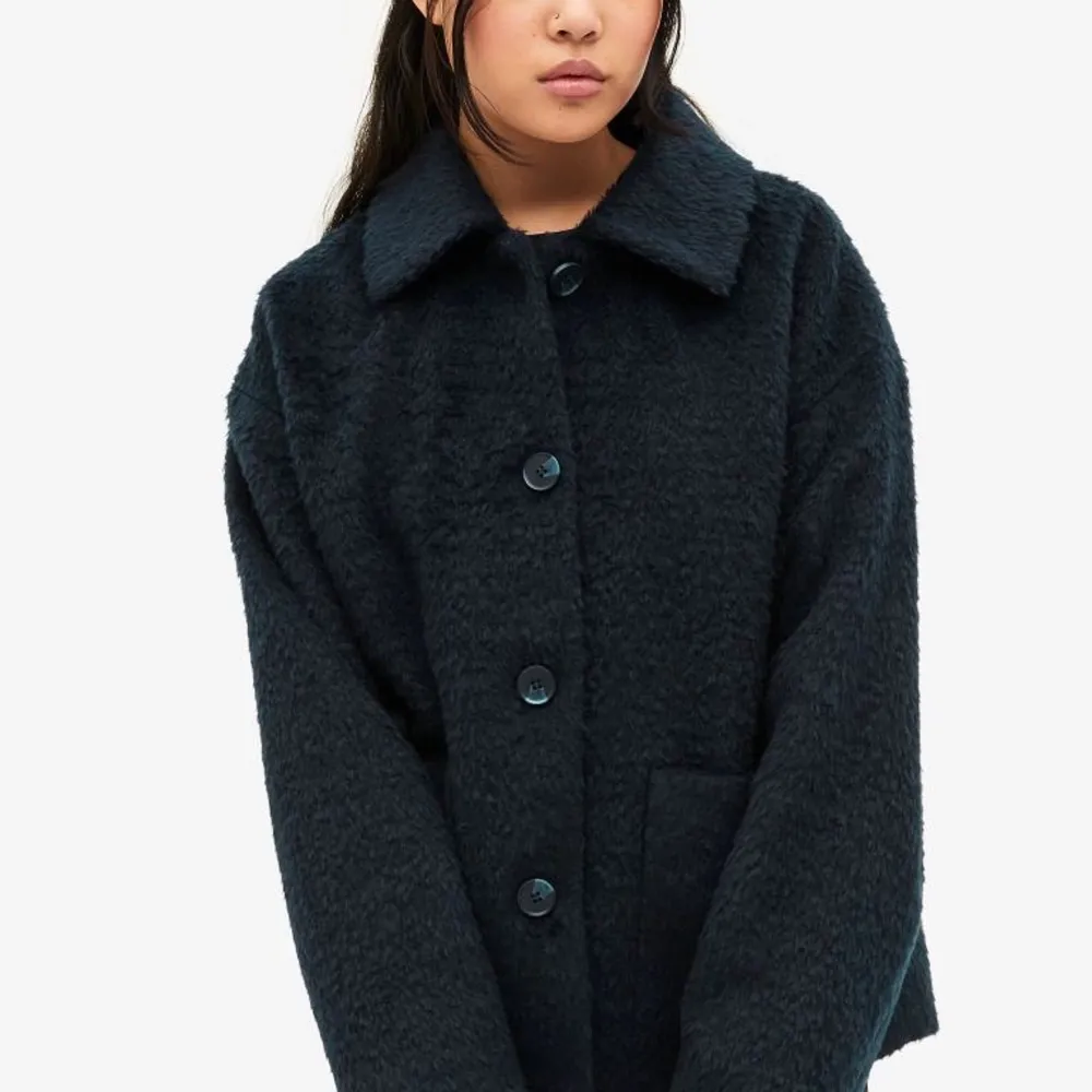 Intressekoll om det är någon som vill köpa min mörkblåa jacka ifrån monki, jag köpte den i november och det är i bra skick. Det är slutsåld på Monkis hemsida och finns inte kvar.. Jackor.