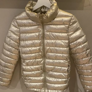 Guldig jacka zara - Cool guldig dunjacka från zara, säljer pga för liten. 164/XS. Skriv för frågor💛💛