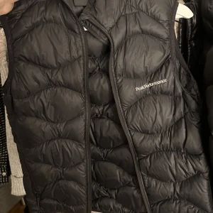 Peak performance väst  - Säljer min super fina väst från Peak!  Strl Xs men passar även S. Dragkedja på fickorna. Passar både tjej och kille!  Nyskick. Nypris 1800, säljer för 550 eller bud! 