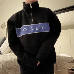 Obey sweater  - Supersnygg obey sweatshirt som jag köpte för några år sen. Den är använd men kvaliteten är väldigt bra så den är i bra skick utan några fläckar eller skador. Oversize på mig som är xs/s.