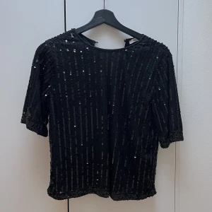 Paljett-topp - En superfin topp i bra skick, passar perfekt till fest 🥂