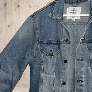 Jeansjacka  - Blå jeansjacka från cheap monday i storlek m. Använd endast ett fåtal gånger 