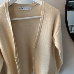 Kofta - Oanvänd beige kofta i från zara i xs💛
