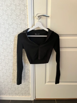 Zara tröja - Croppad långärmad zara tröja med v-ringning💕 fint skick 