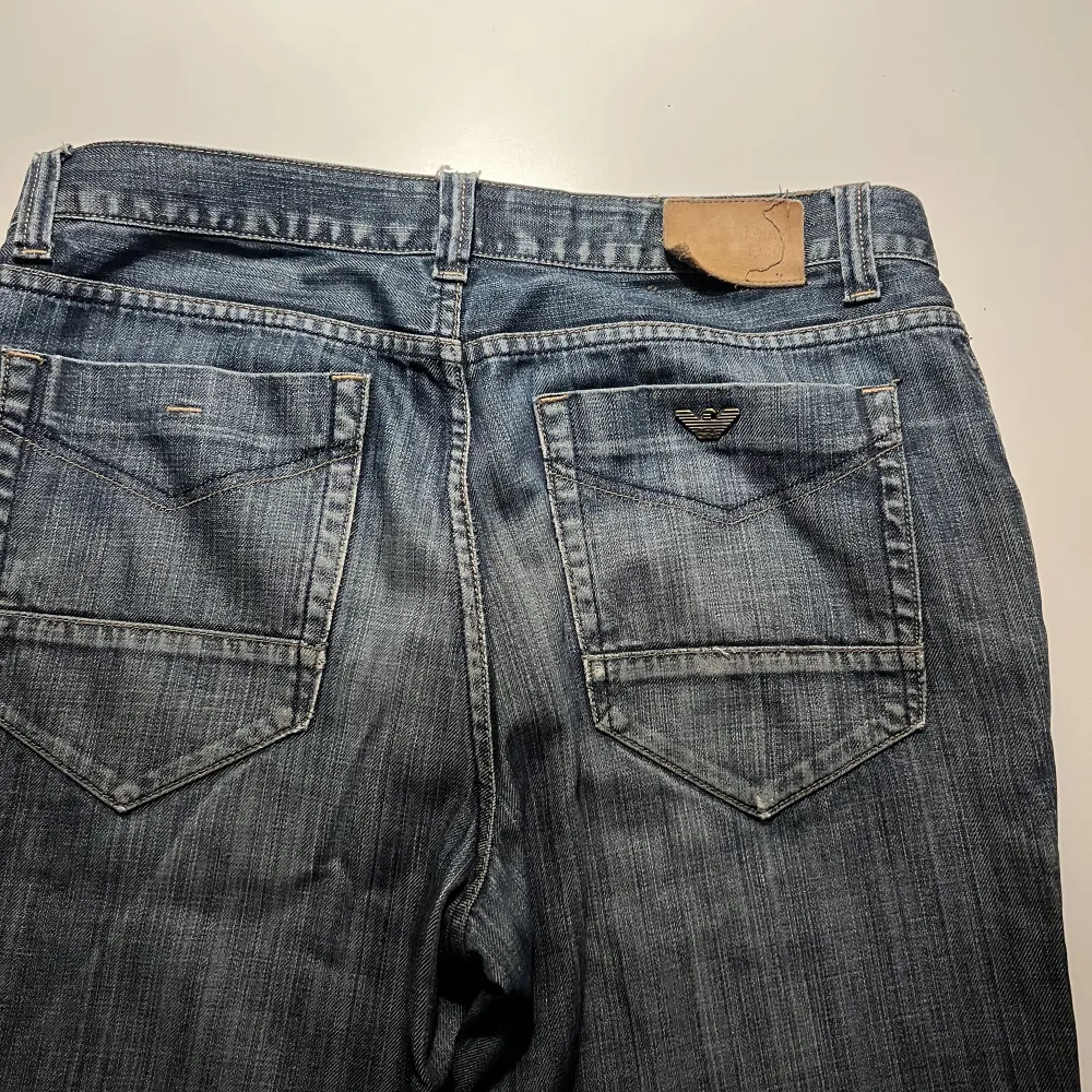 Tja Säljer mina vintage armani jeans eftersom använder dem inte så mycket längre . Jeans & Byxor.