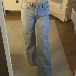Low waist jeans - Säljer dessa blå, raka o hyfsat low waist jeans från Lager 157😍 De är använda men bra skick! Köparen står för frakt💗 Pris kan även diskuteras men utgår från de pris jag sätter🫶🏽💗