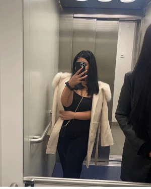 Ssstore kappa - Säljer min fina fina kashmire kappa med äkta päls i färgen krämvit, den är i bra skick och säljer endast då jag tröttnat den är köpt för 3000. Man kan ha den höst vinter och vår 💘