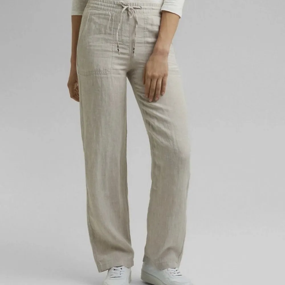 Beiga linnebyxor från Esprit, superfina men kommer tyvärr inte till användning. Säljer för 200kr + frakt. Jeans & Byxor.