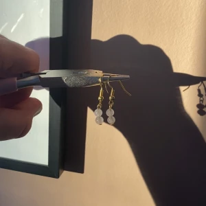 Rosenkvarts örhängen💓💓 - Äkta guldiga rosenkvartsörhängen!! Ett litet kort med kristallens egenskaper medföljer samt örhöngespluppar🤍frakten kostar 16kr.