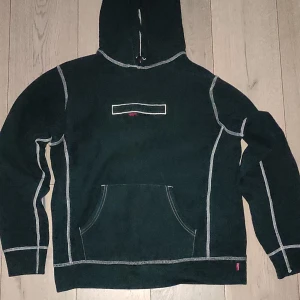 Supreme hoodie - Shit fin supreme hoodie, använt den 2 ggr, säljer den för den var för stor för mig, riktigt bra skick✨