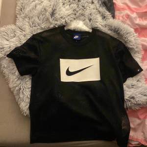 En nike tränings t-shirt i nyskick, använd max 3 gånger och köpt för 300 kr