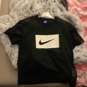 Tränings t-shirt - En nike tränings t-shirt i nyskick, använd max 3 gånger och köpt för 300 kr