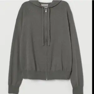 Jättefin kashmir zip hoodie som är använd få gånger, köpt för ett tag sen men inte så använd💕💕Nypris 1000kr men i helt nyskick