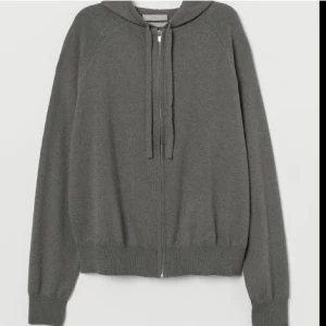 Cashmere zip hoodie - Jättefin kashmir zip hoodie som är använd få gånger, köpt för ett tag sen men inte så använd💕💕Nypris 1000kr men i helt nyskick