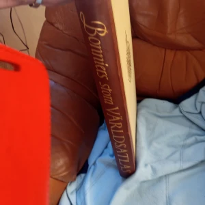 Antik , Bonniers stora Världsatlas . - Antik, Bonniers stora Världsatlas ,50 cm stor .från 1948 framåt .obetydligt slitage finnes .hämtas i Skene alt skickas o köpare betalar frakten o Swishbetalning tillämpas alt kontant betalning .