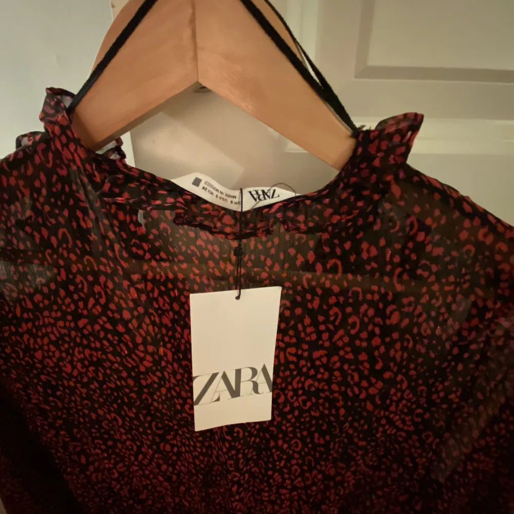 Slutsåld klänning från Zara. Aldrig använd och prislappen är kvar💕💕. Klänningar.