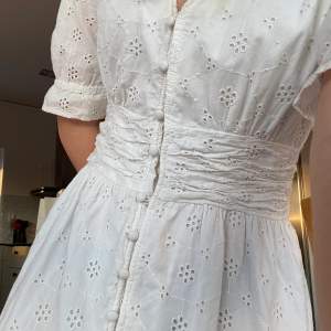 Vit fin klänning från Only! Passar perfekt till tex studenten🤍mönstrad med små söta blommor🪷 Pris kan diskuteras vid snabb affär