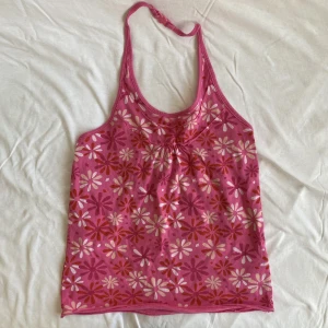 Halterneck topp  - Så gullig halterneck topp, har knäppe. Verkligen y2k! Färgen är ljusare än på bilden, svårt att få med. Står storlek age 10 years, hade ingen aning om det när jag köpte den för den passar S. Köps via Swish (frakt 54 kr) eller köp nu 💋