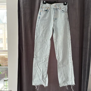 Jeans  - Ljusblåa jeans ifrån MNG, strl 38, passar nog en som är runt 170cm lång. Jag är 160 och dem är för långa på mig. Knappt använda. Dem har inte dragkedja, de har knappar istället