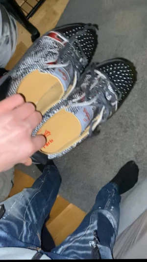 Loubutins  - Säljer mina loubutins 1,1 kopior buda för dom och byter även något emot dom 